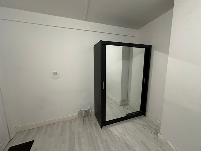 Room Wigston Road in Greater London