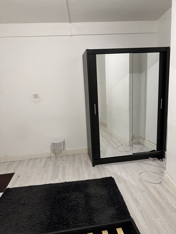 Room Wigston Road in Greater London