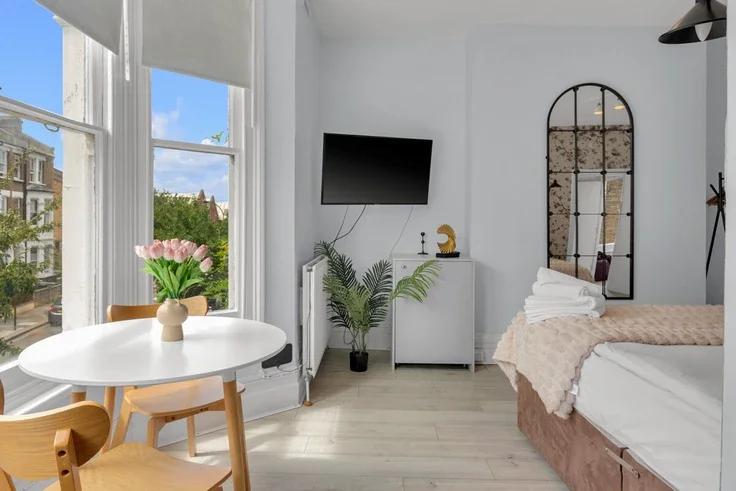 Flat Loris Road in Greater London