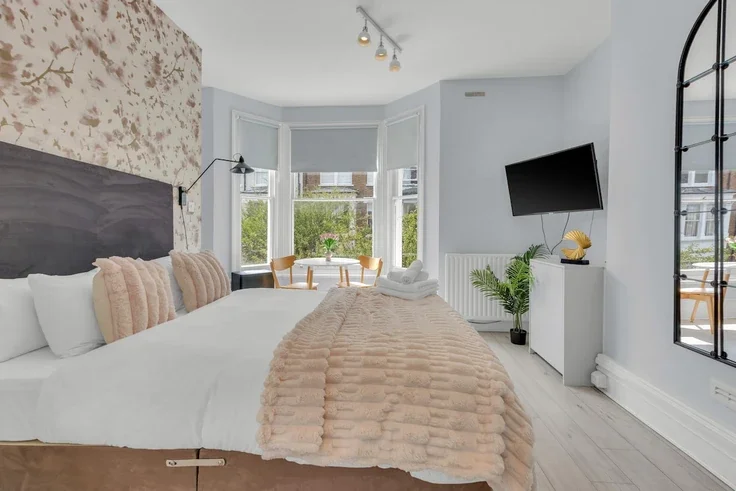 Flat Loris Road in Greater London