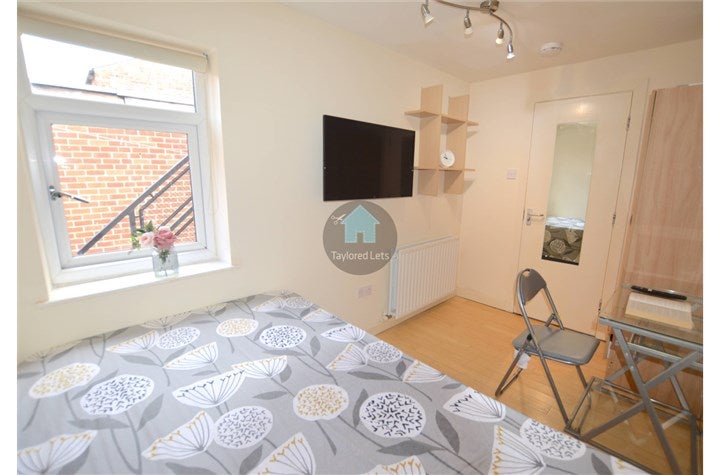 Flat Dinsdale Road in Newcastle upon Tyne