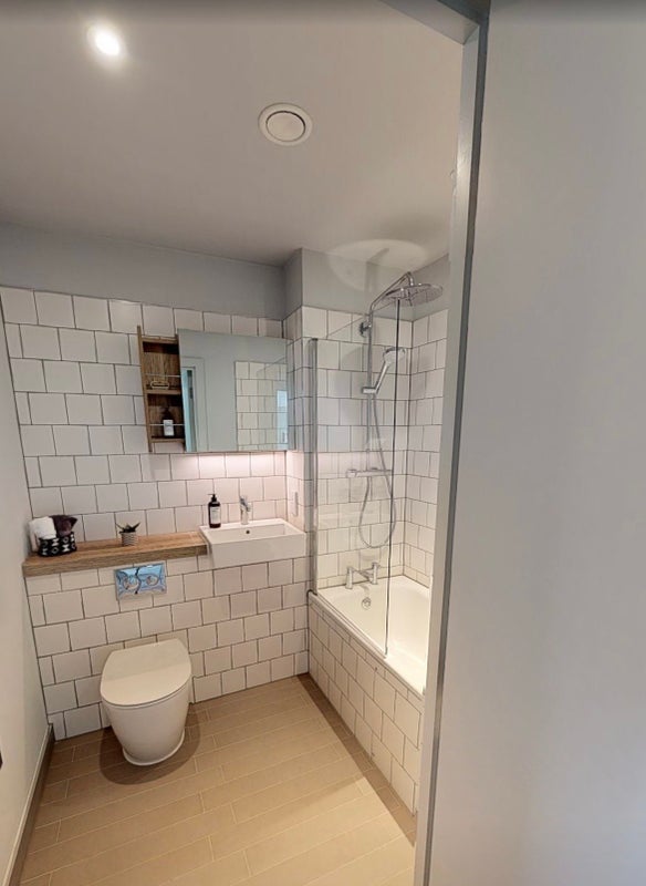 Flat Dingwall Road in Greater London
