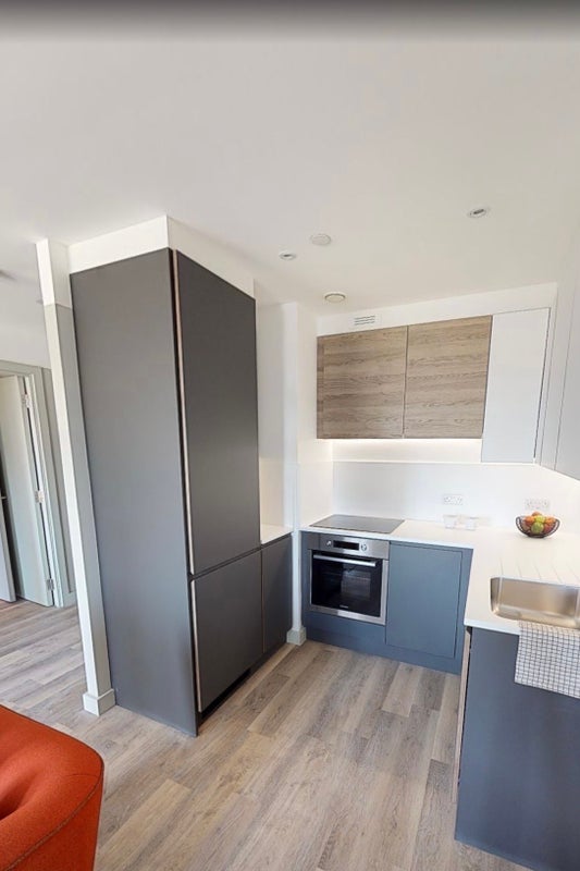 Flat Dingwall Road in Greater London