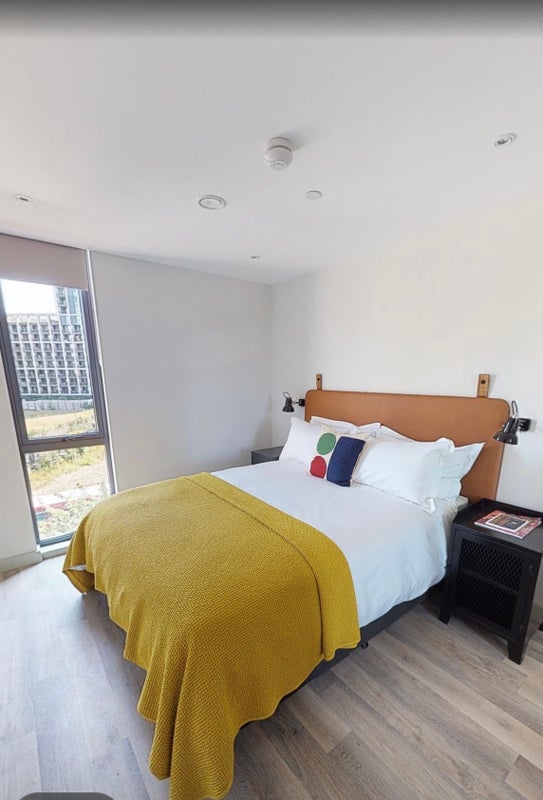 Flat Dingwall Road in Greater London