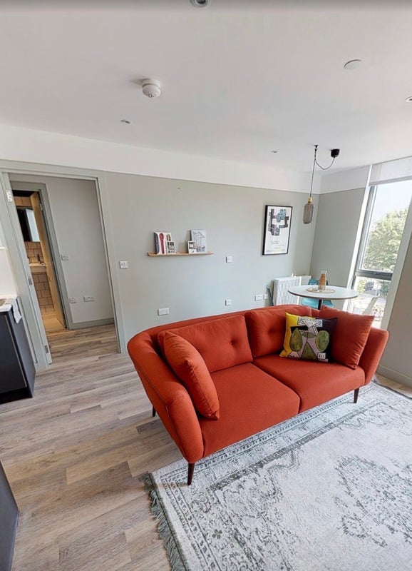 Flat Dingwall Road in Greater London