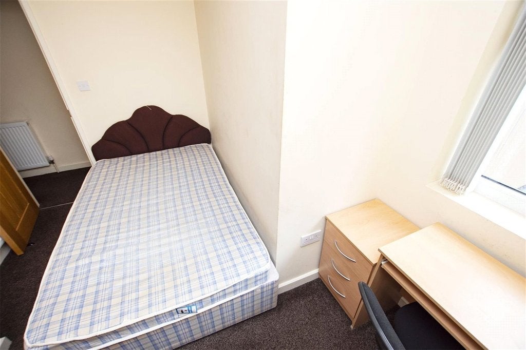 Room Heeley Road in Birmingham