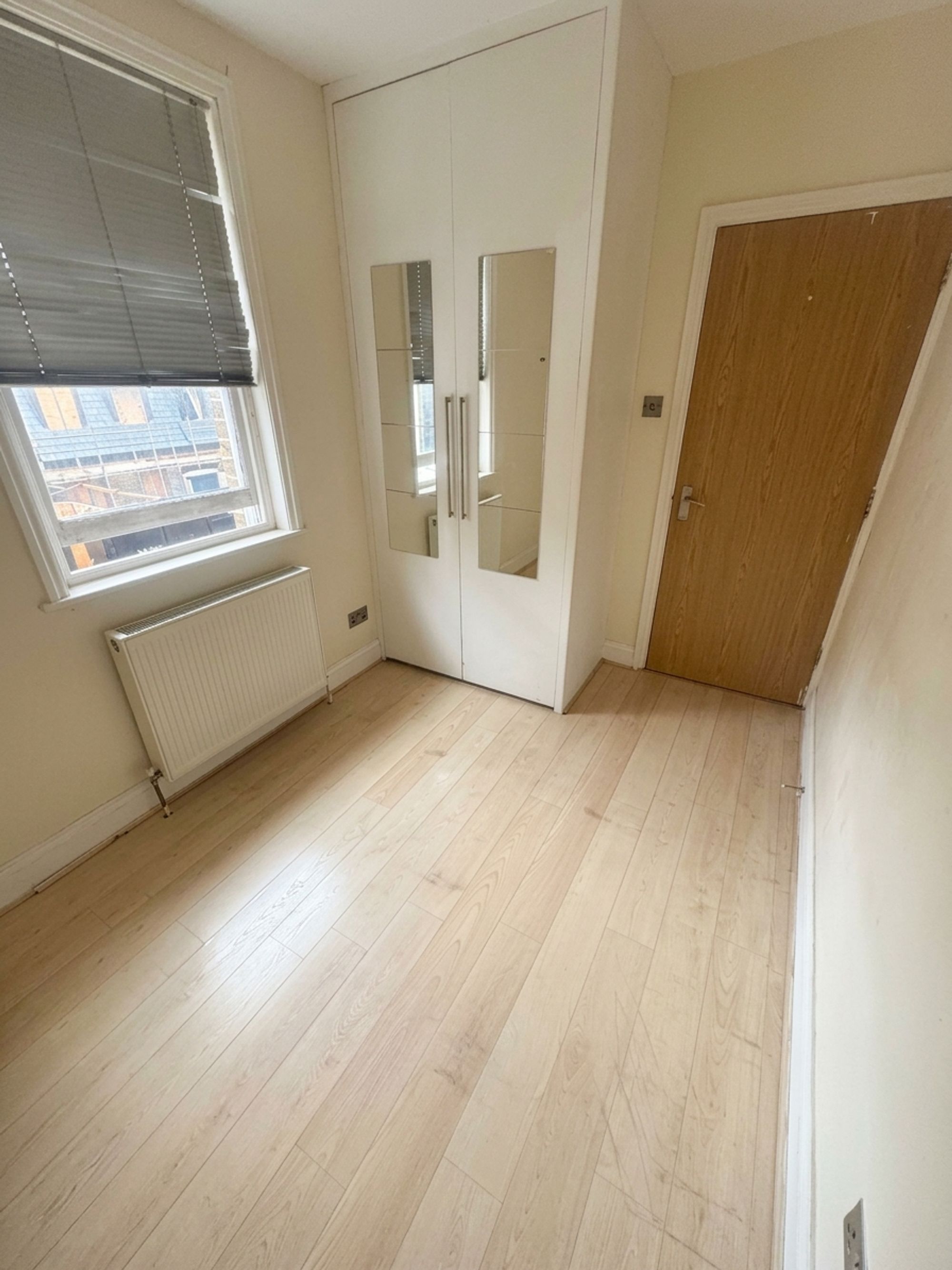 Flat Broomhill Road in Greater London