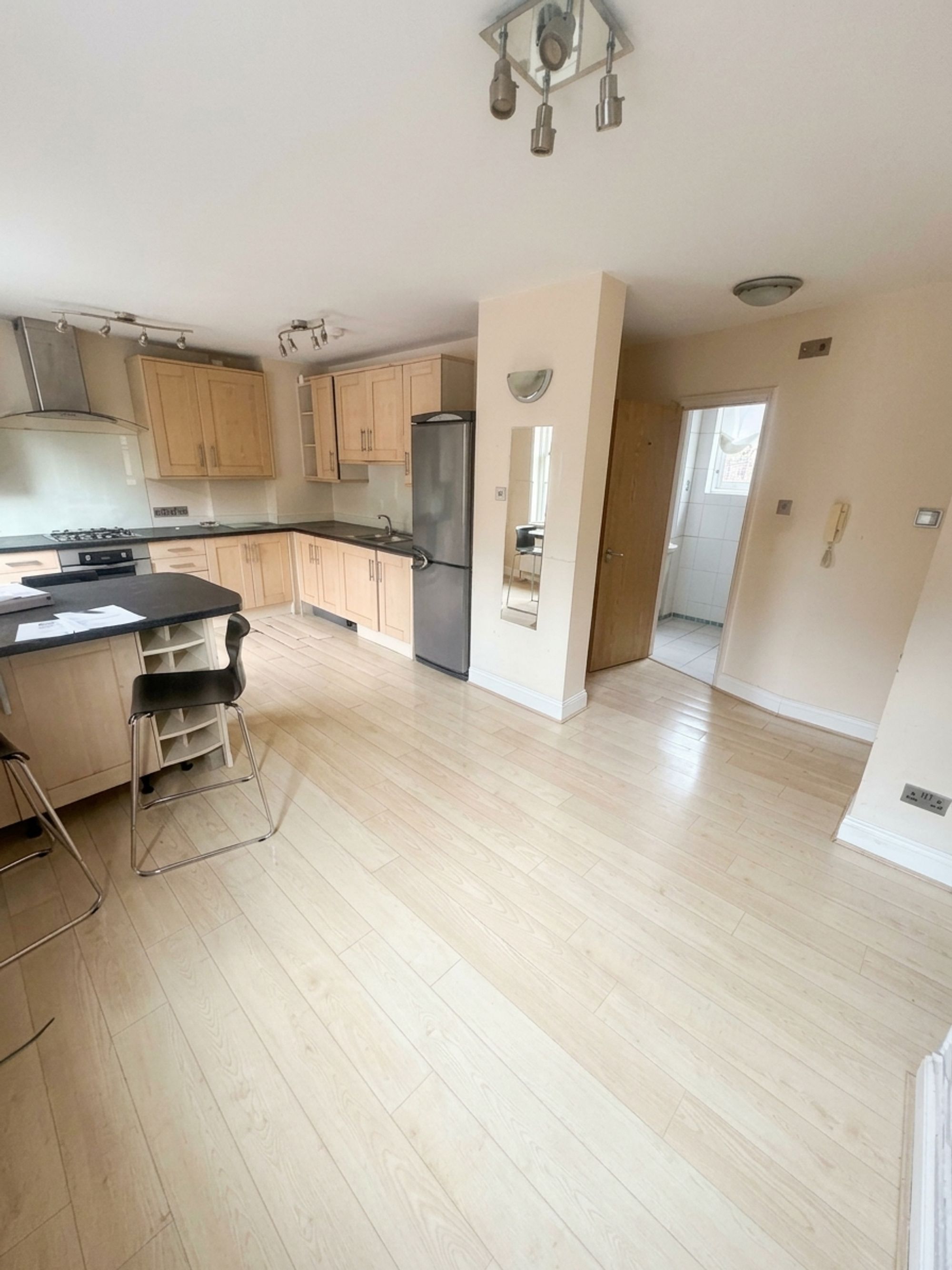 Flat Broomhill Road in Greater London