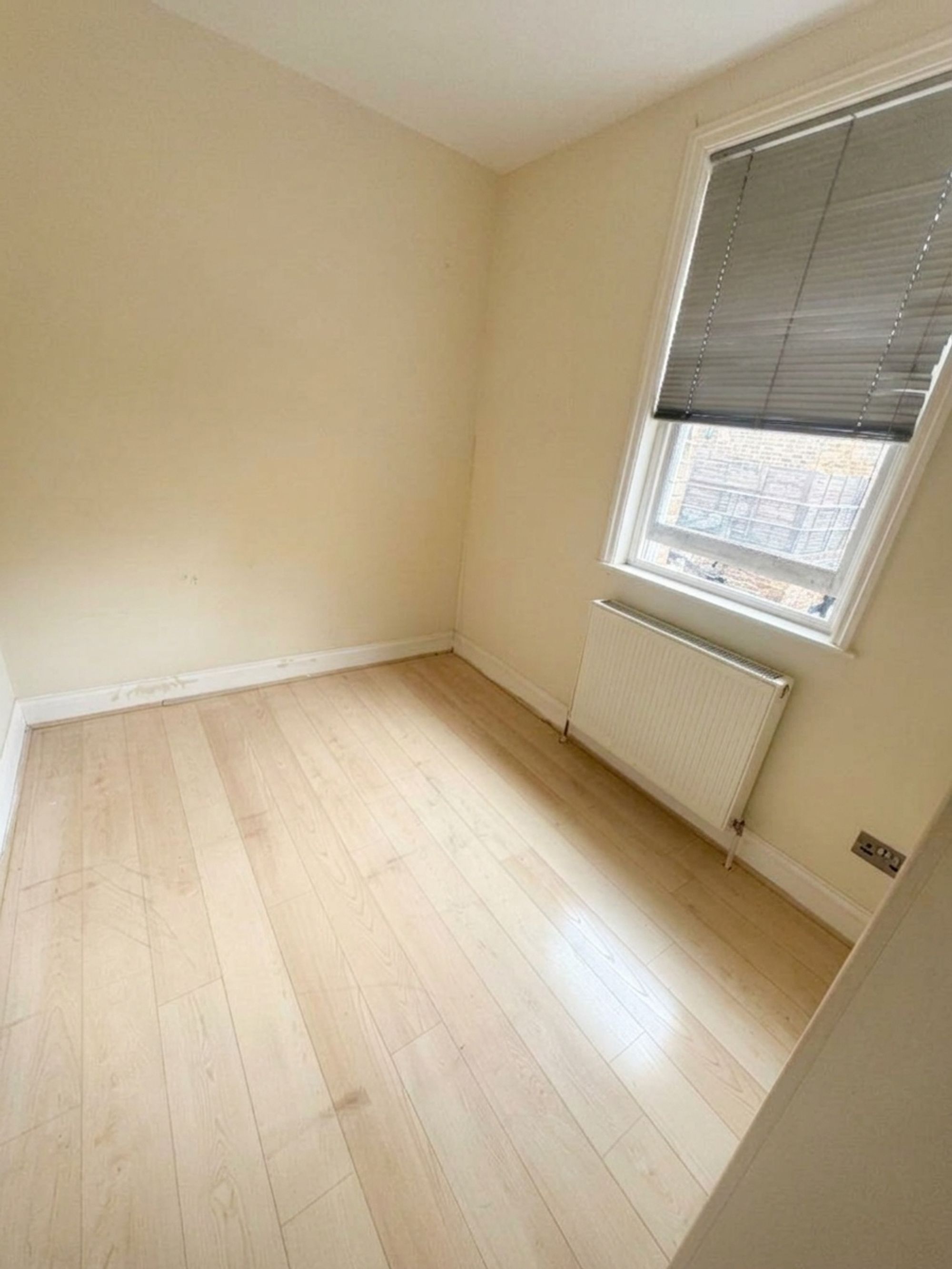 Flat Broomhill Road in Greater London