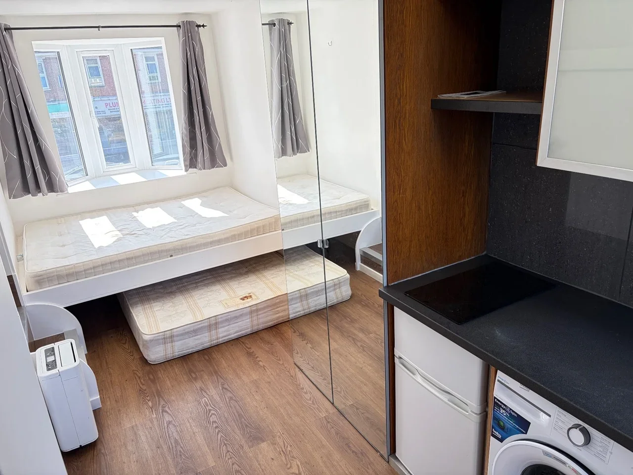 Flat Gunnersbury Lane in Greater London