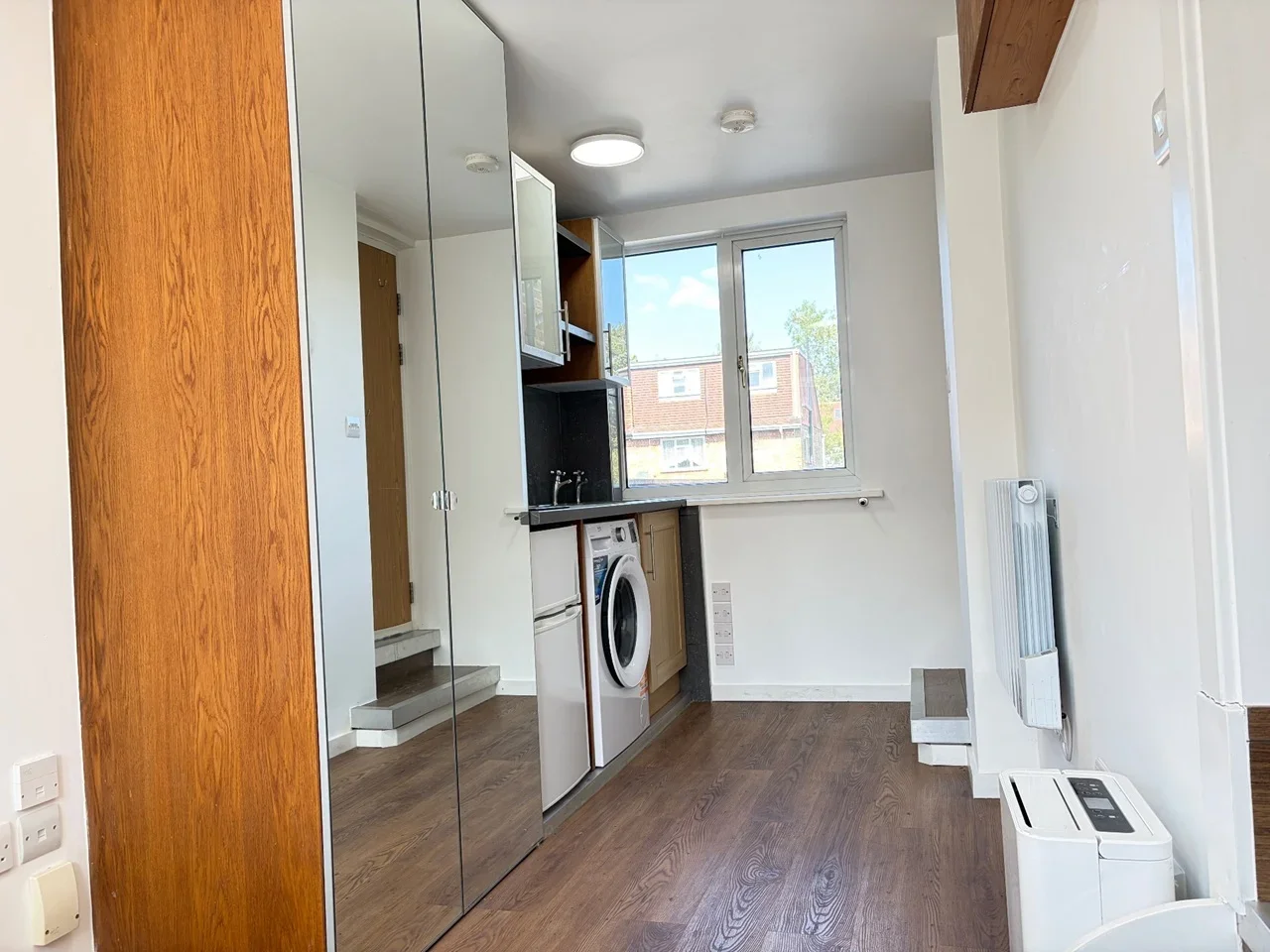 Flat Gunnersbury Lane in Greater London