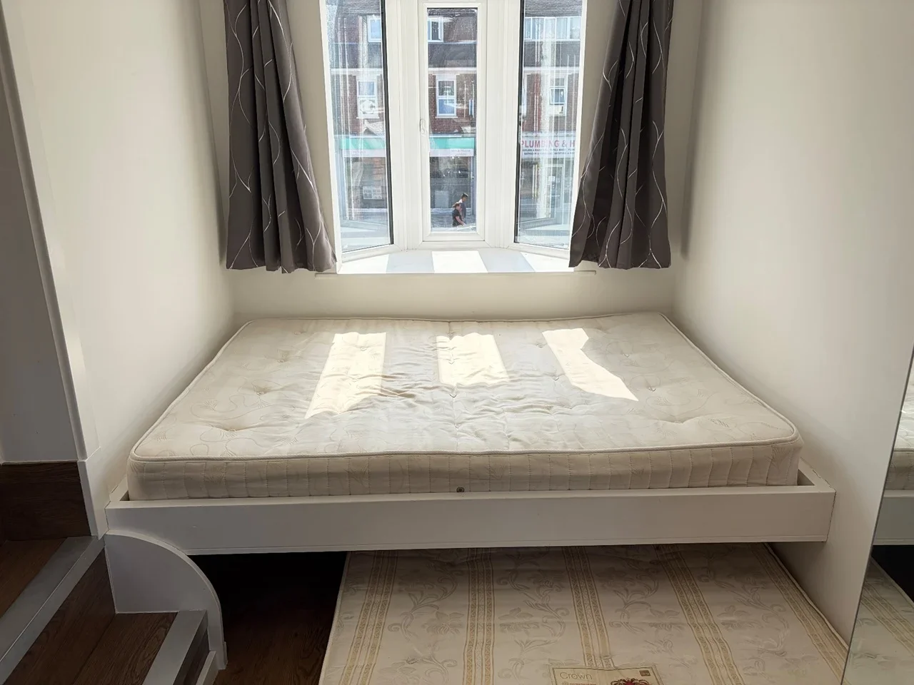Flat Gunnersbury Lane in Greater London