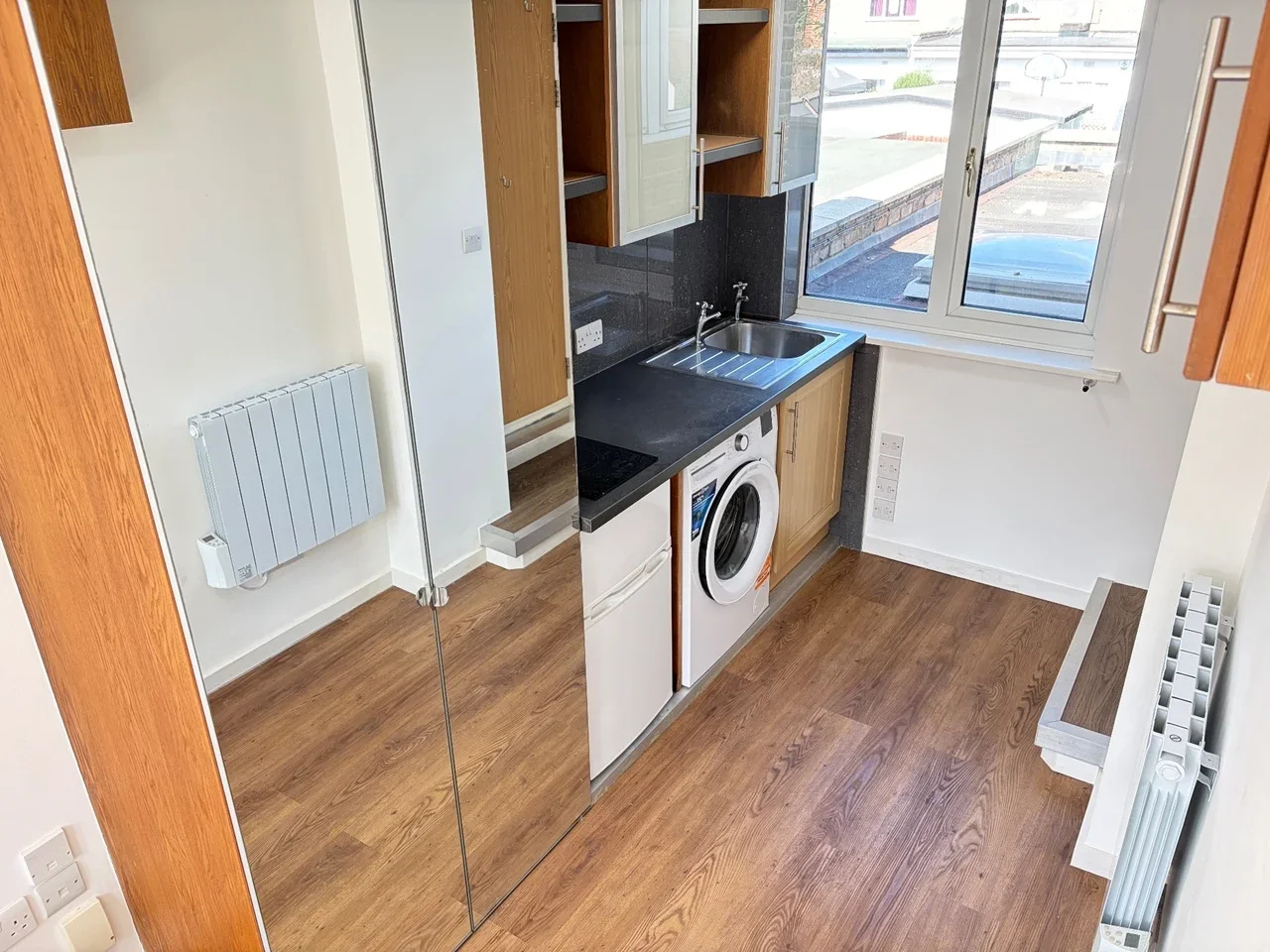 Flat Gunnersbury Lane in Greater London