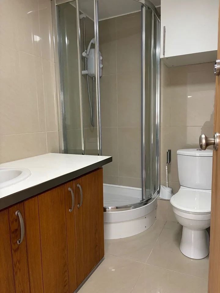 Flat Gunnersbury Lane in Greater London