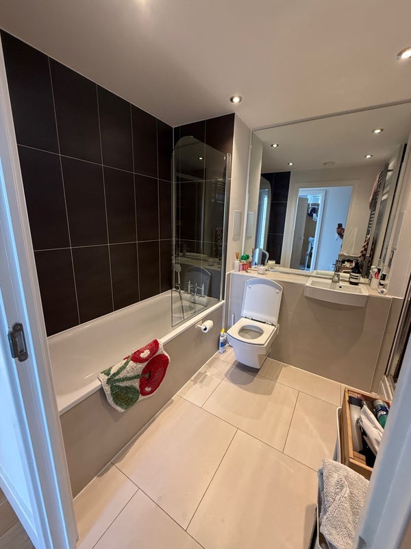 Room Whiston Road in Greater London
