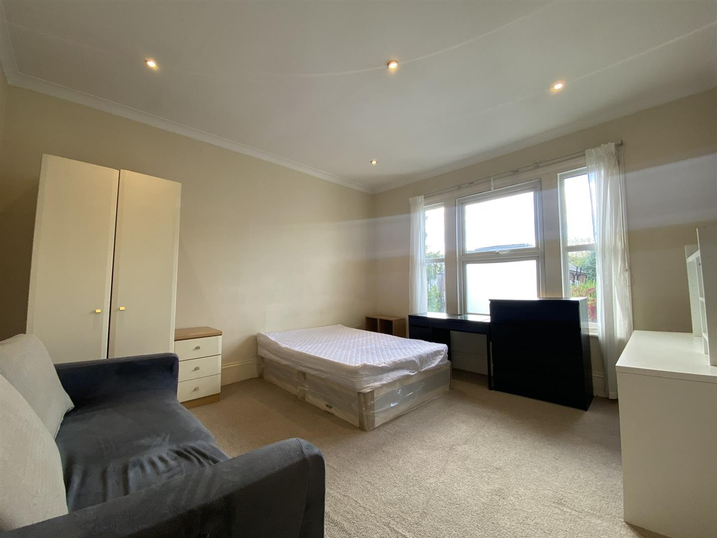 Flat Sunningfields Road in Greater London