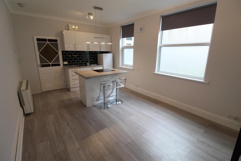 Flat Kimberley Road in Cardiff