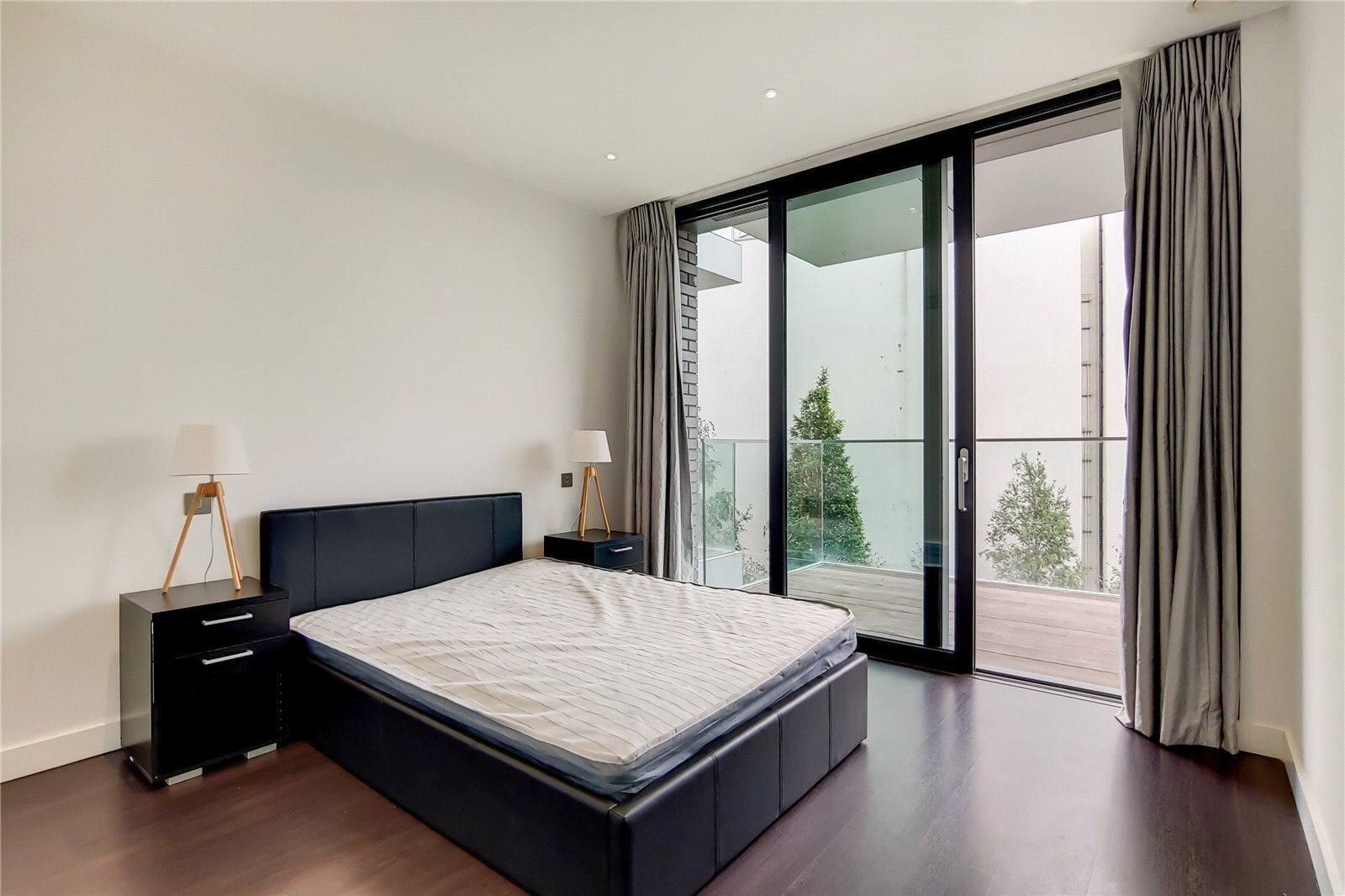 Flat Alie Street in Greater London