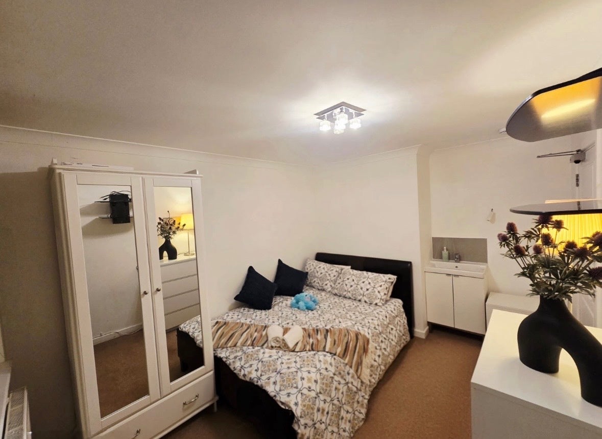Room Normanhurst in Borough of Spelthorne