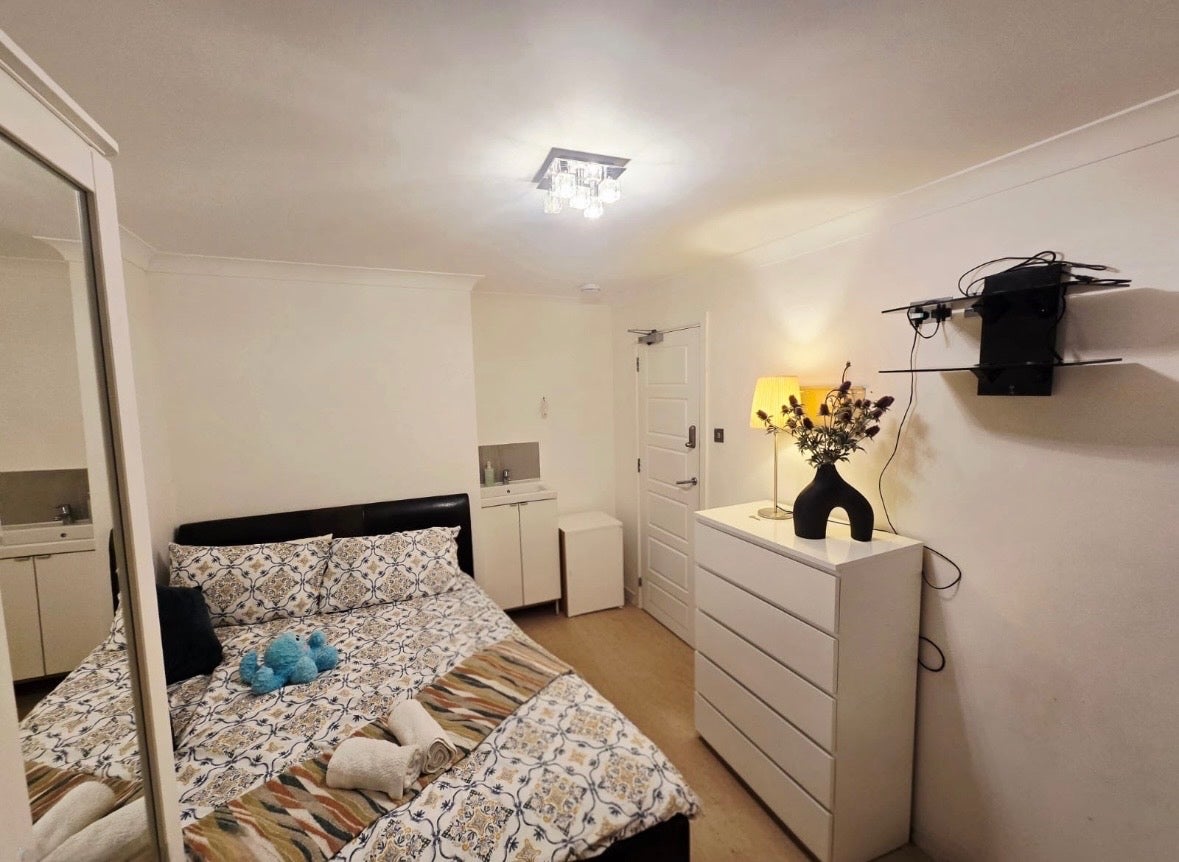 Room Normanhurst in Borough of Spelthorne