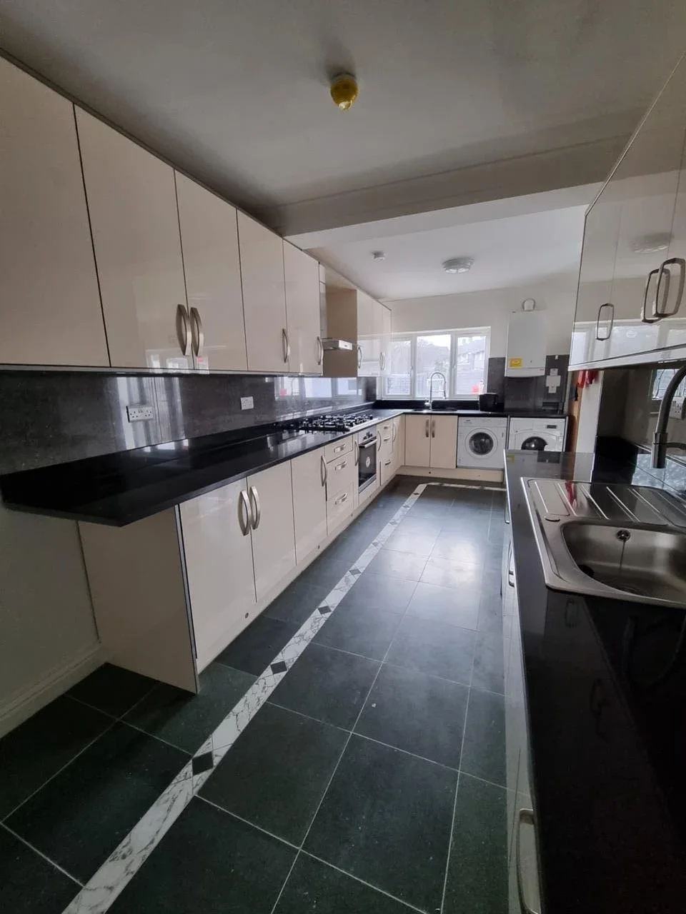 Room Lyncroft Avenue in Greater London