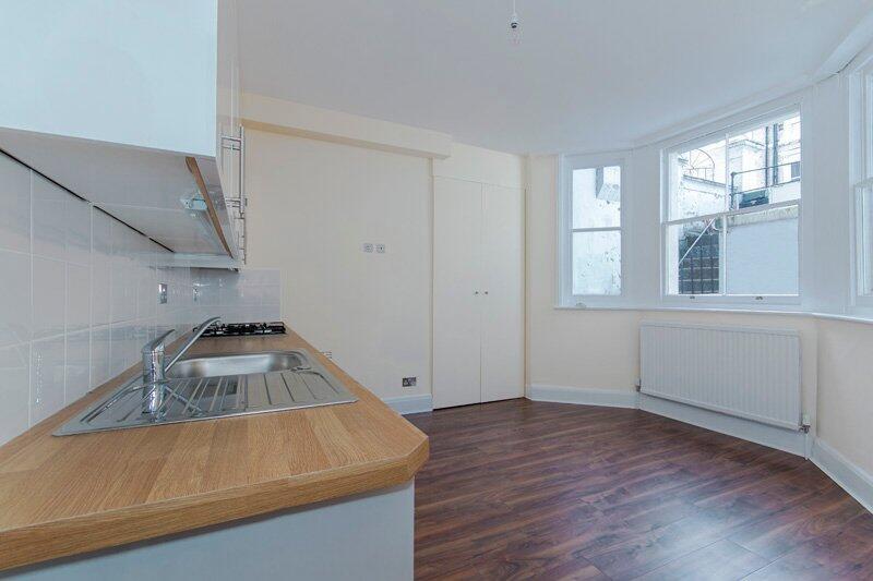 Flat Holland Road in Greater London
