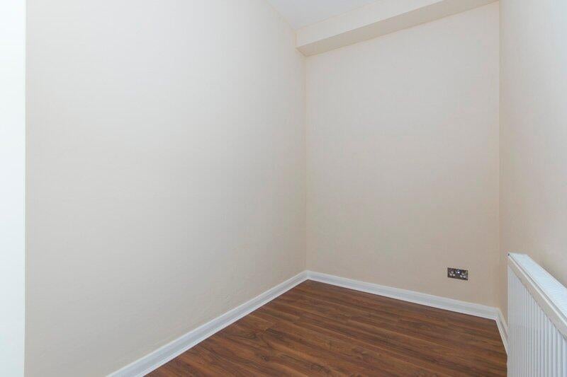Flat Holland Road in Greater London