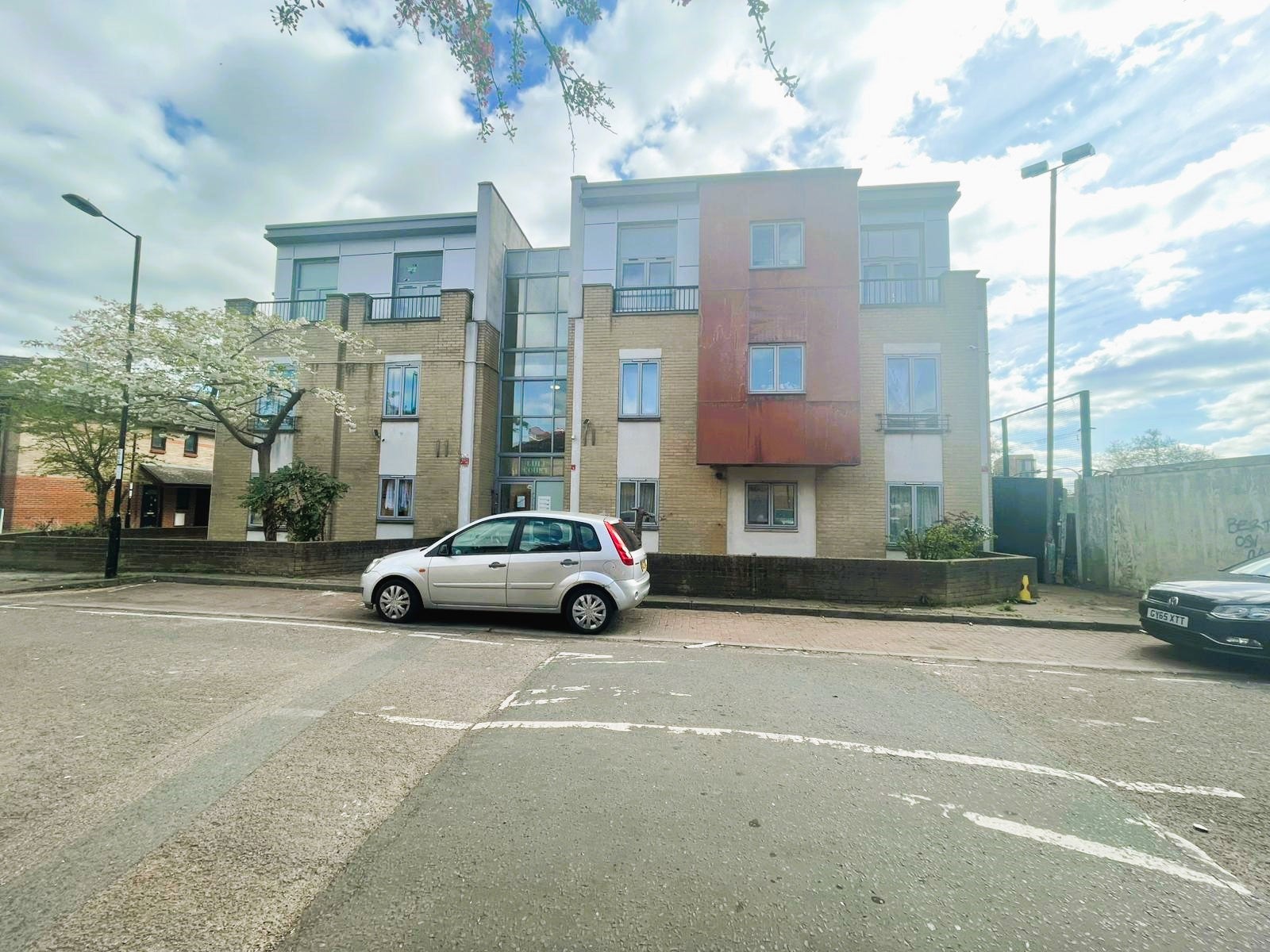 Flat Trim Street in Greater London