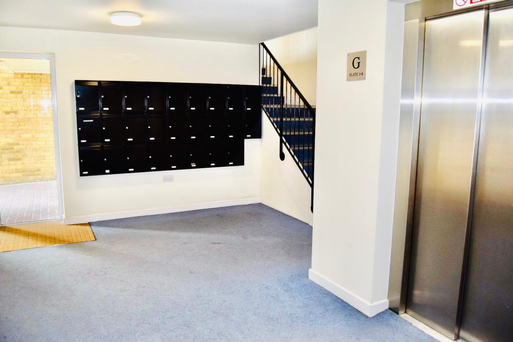 Flat Harefield Road in Greater London