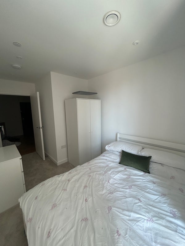 Room Holman Road in Greater London