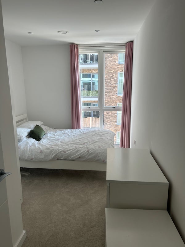 Room Holman Road in Greater London