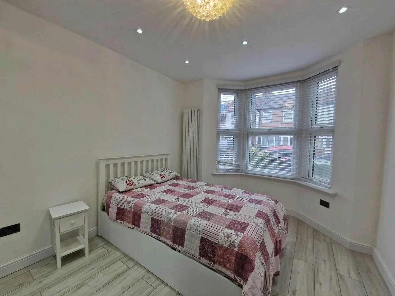 Flat Roberts Road in Greater London