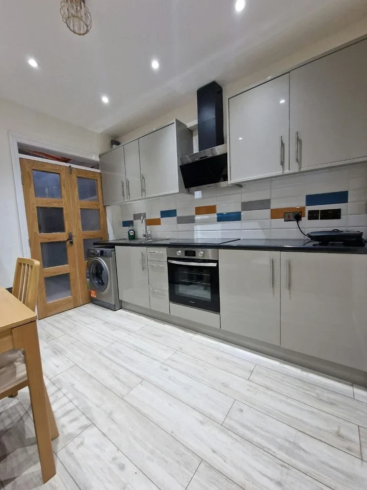 Flat Roberts Road in Greater London