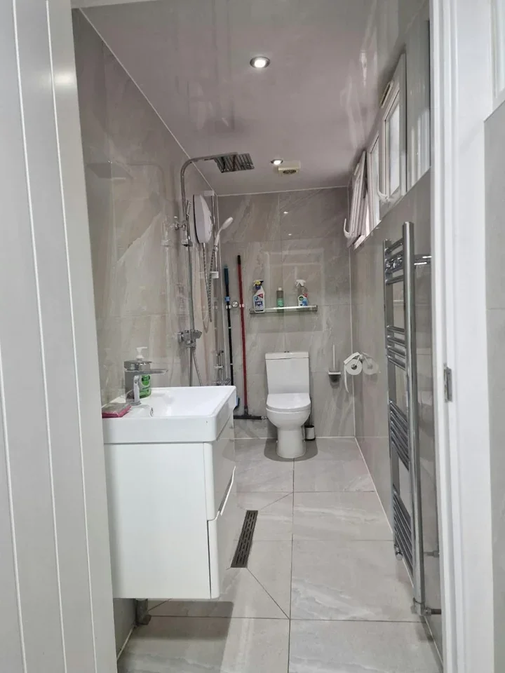 Flat Roberts Road in Greater London