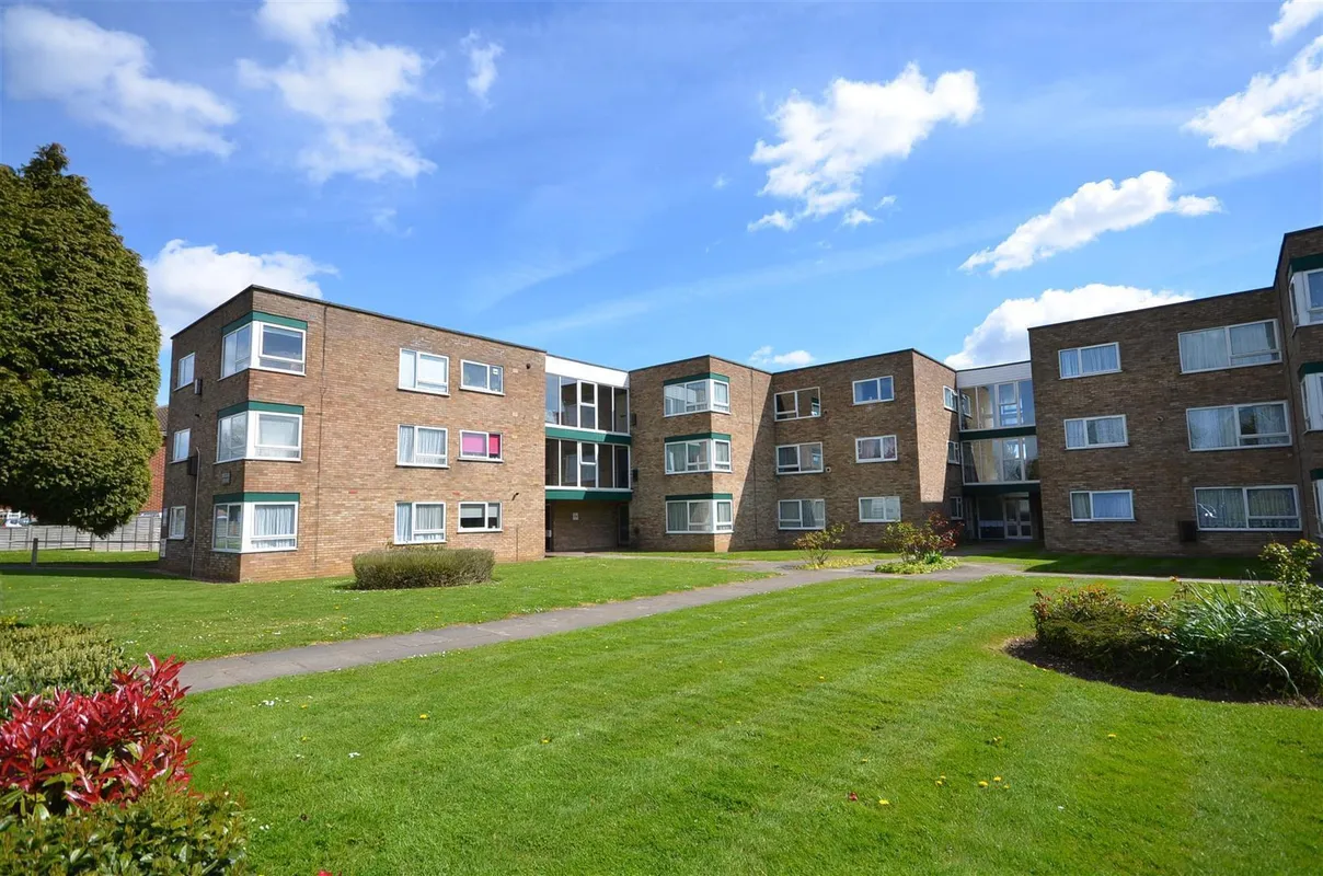Flat Sudbury Avenue in Greater London
