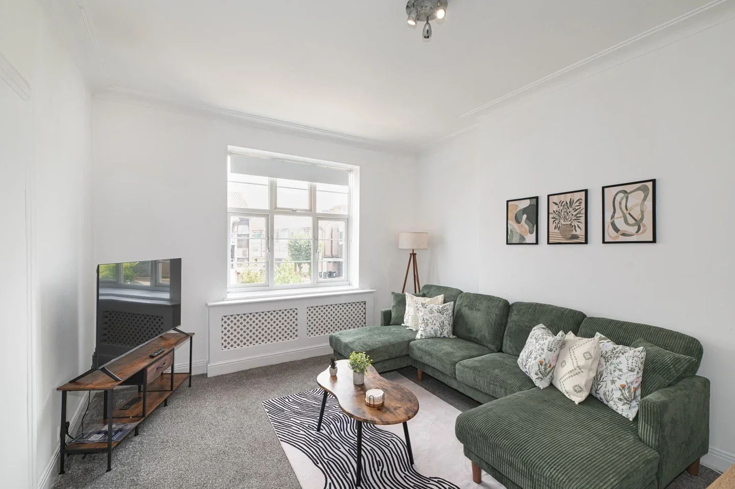 Flat Highfield Gardens in Greater London