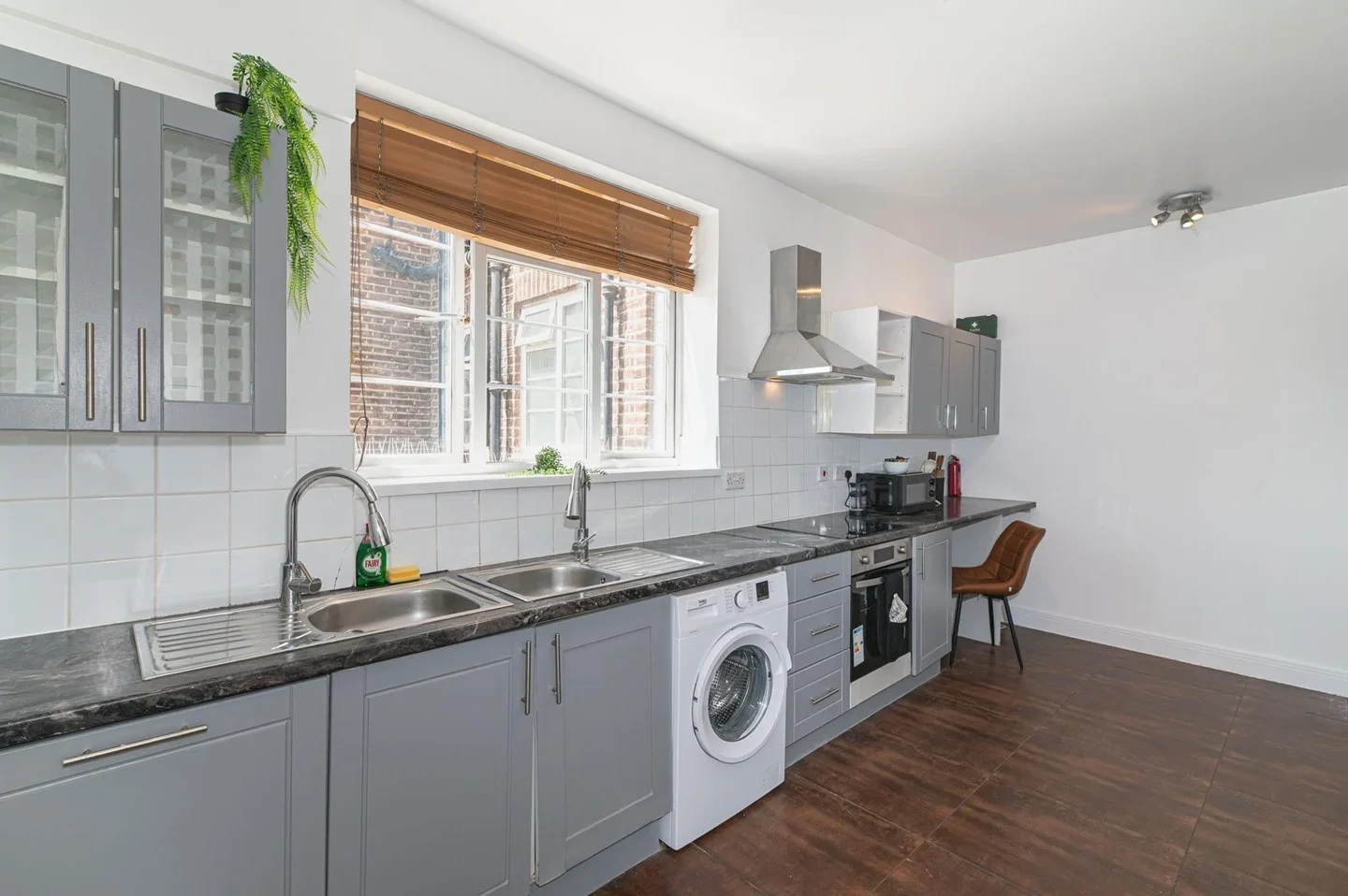 Flat Highfield Gardens in Greater London