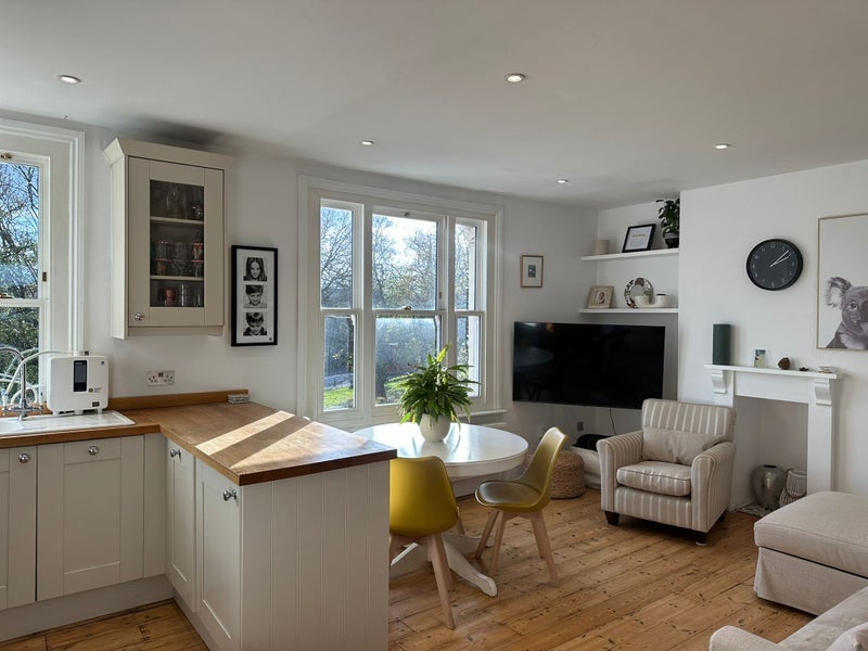 Room Charlton Road in Greater London