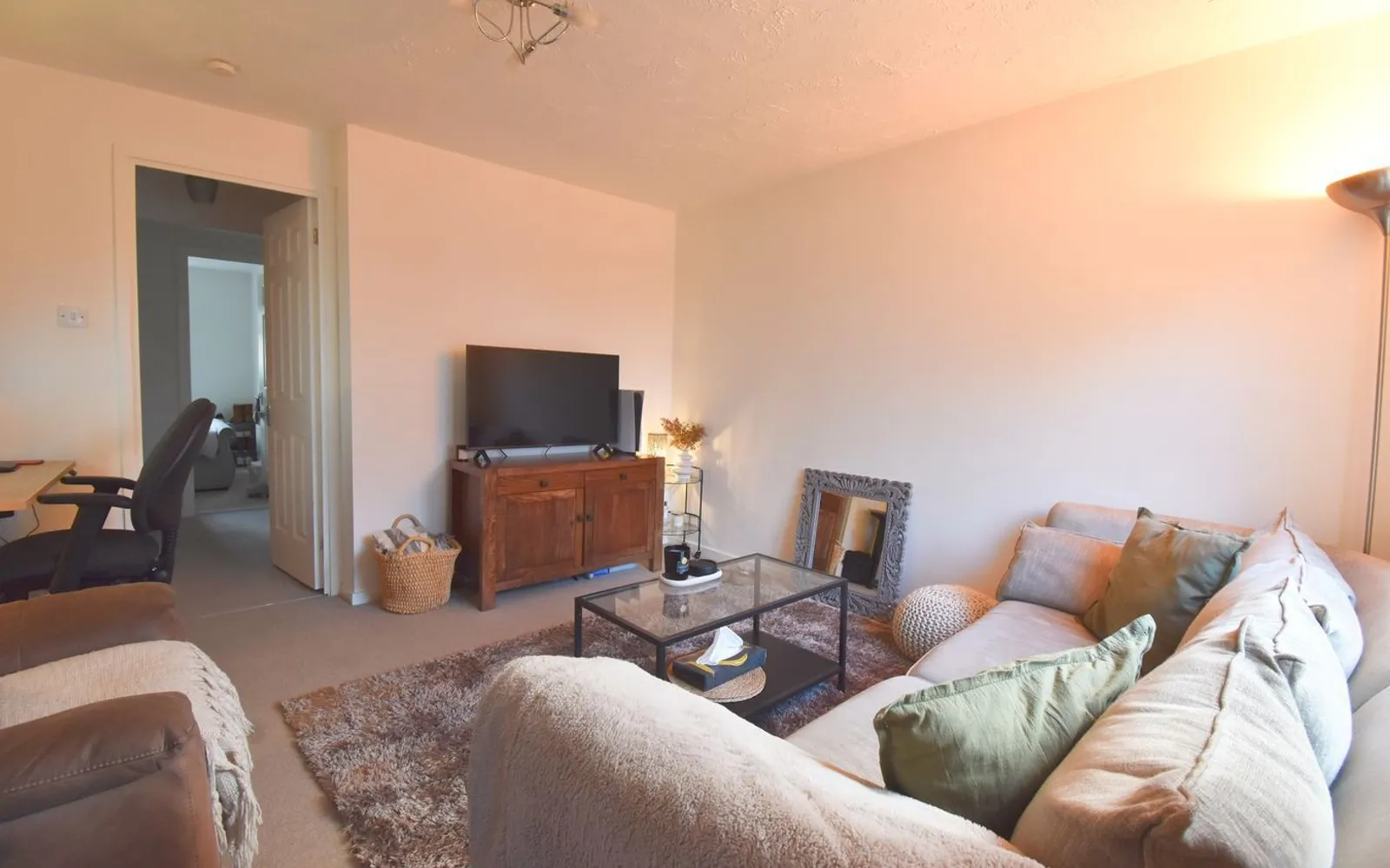Flat Shaw Drive in Walton-on-Thames