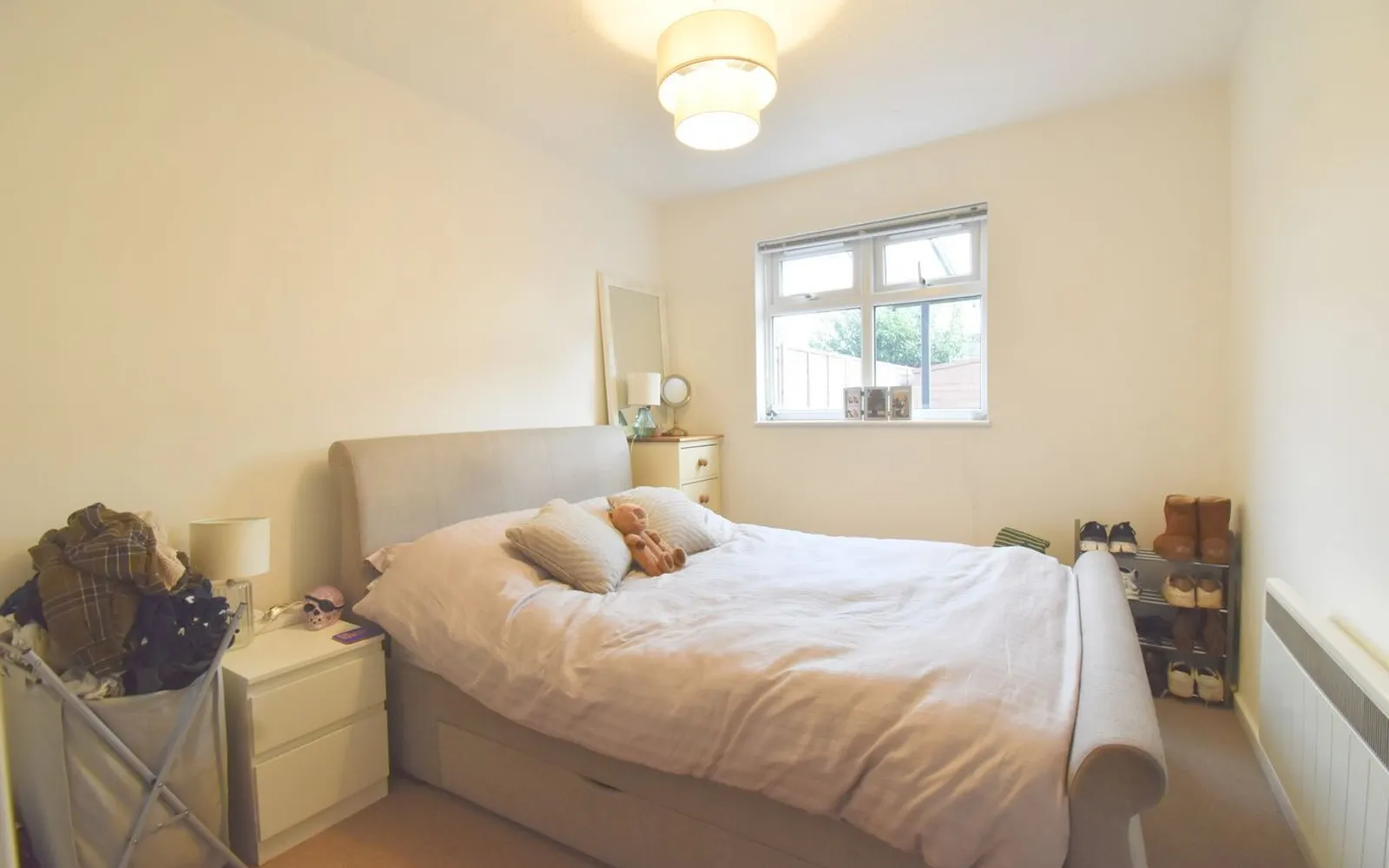 Flat Shaw Drive in Walton-on-Thames