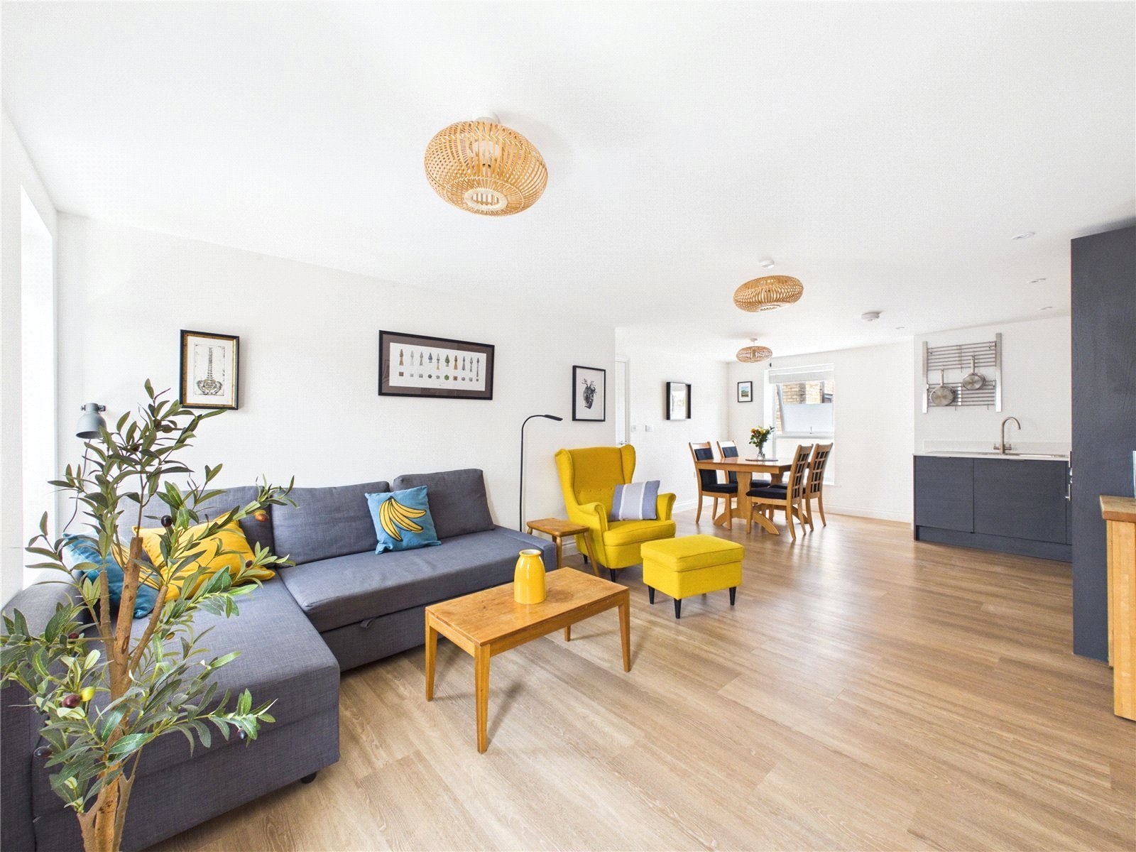 Flat Felix Road in Bristol