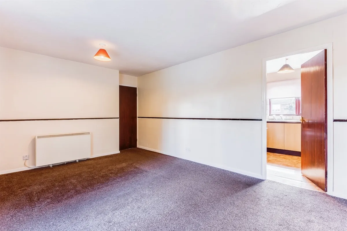 Flat Dickinson Court in Wakefield