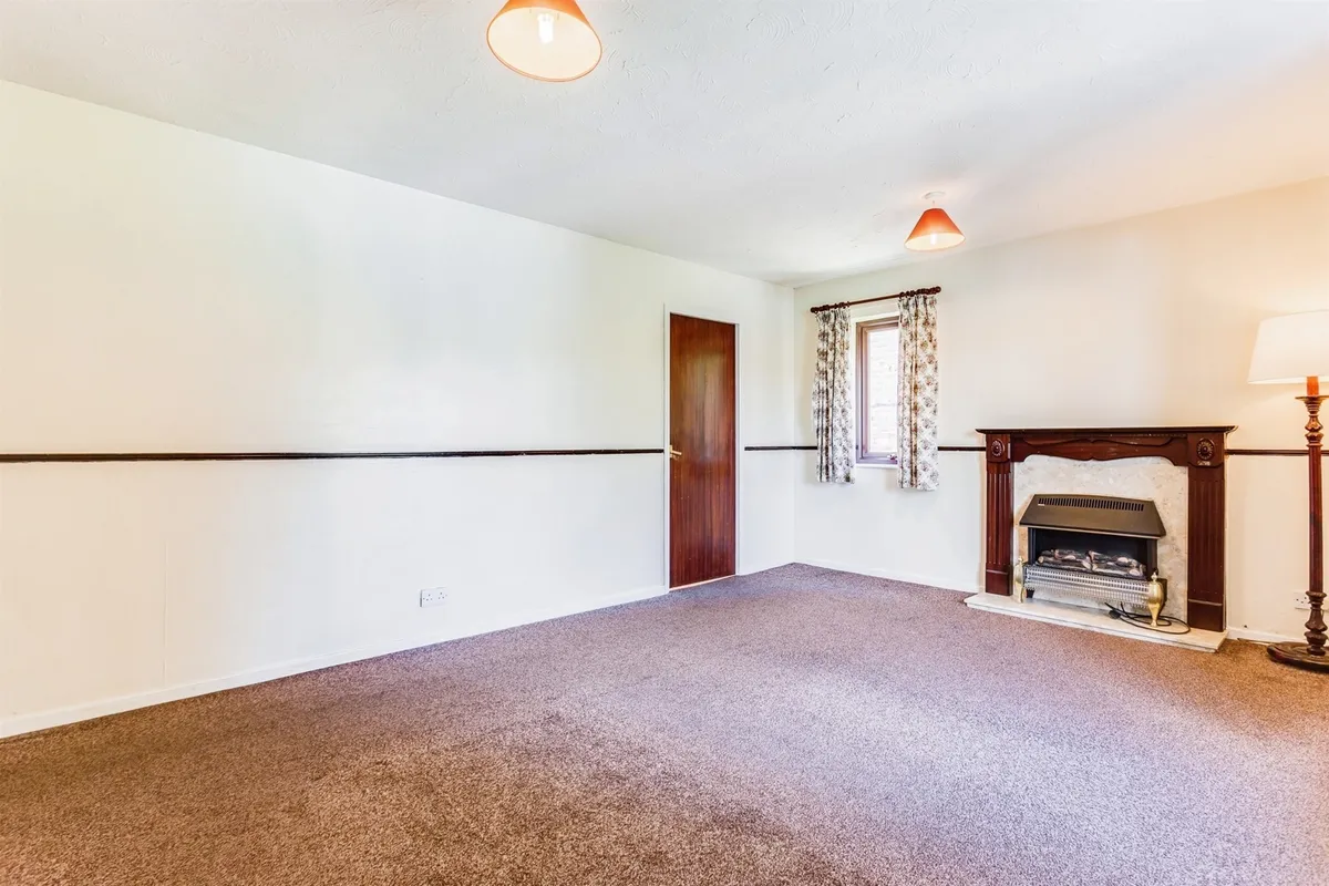 Flat Dickinson Court in Wakefield