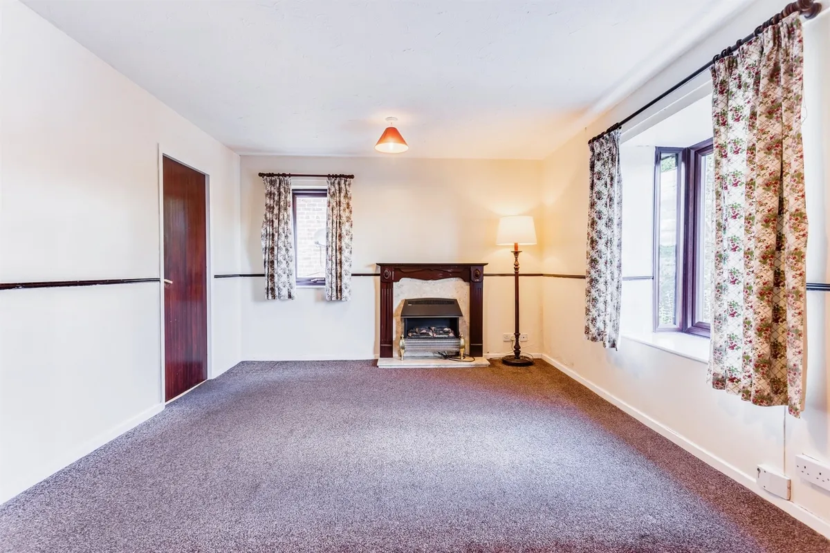 Flat Dickinson Court in Wakefield