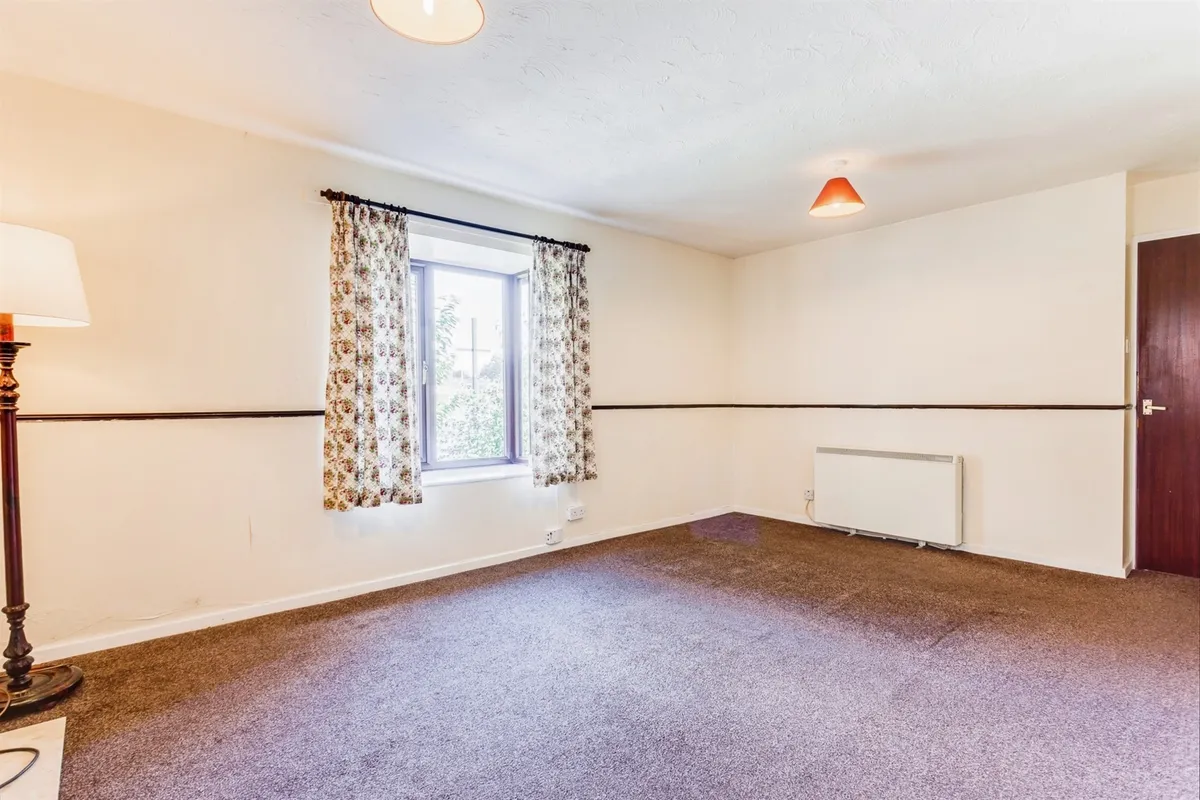 Flat Dickinson Court in Wakefield