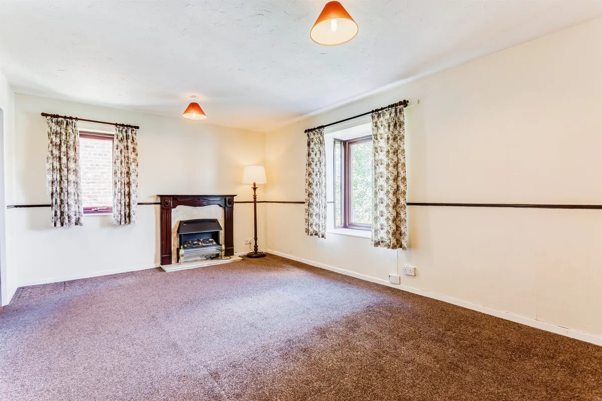 Flat Dickinson Court in Wakefield