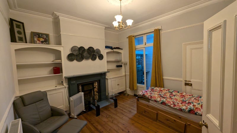 Flat Waddon Road in Greater London