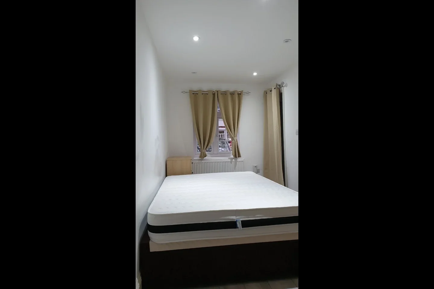 Flat Maswell Park Crescent in Greater London