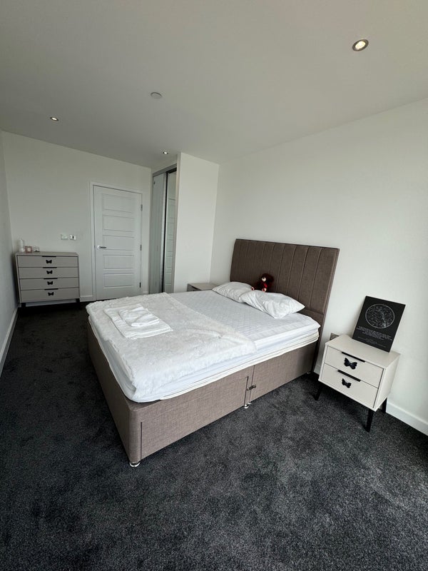 Flat Wallis Walk in Greater London
