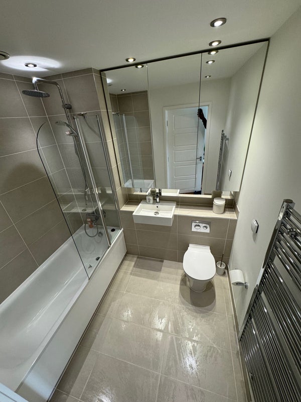 Flat Wallis Walk in Greater London